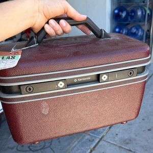 Samsonite Burgundy Portable Audio/Video Carrying Case